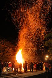 大みそかの夕刻から内宮・参道で焚かれる大篝火（かがりび）。丸太は高さ約２メートル、直径約３メートルに組まれ、大迫力（撮影／稲田美織）