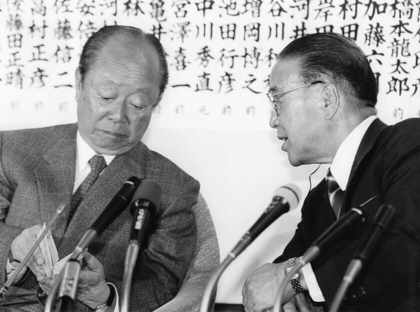１９９３年７月１８日にあった衆院選投開票の、当時の宮沢喜一首相（左）と梶山静六幹事長。自民党の議席は過半数を下回り政権を失った　（ｃ）朝日新聞社