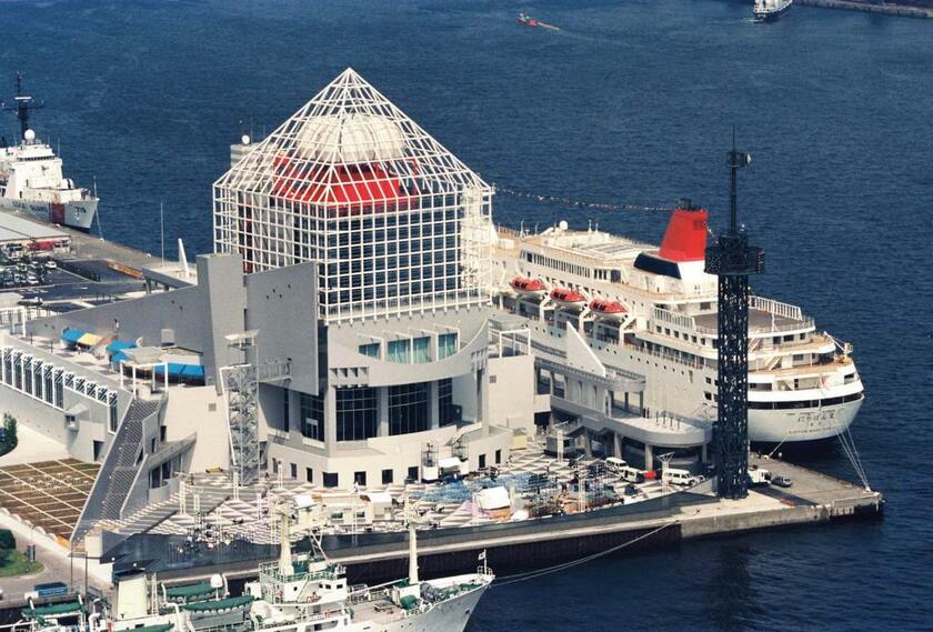 1991年5月23日、オープン当日の晴海客船ターミナル。建築家・竹山実氏のデザインで、建物の外側を覆う白いメッシュ状の鉄骨が特徴だった