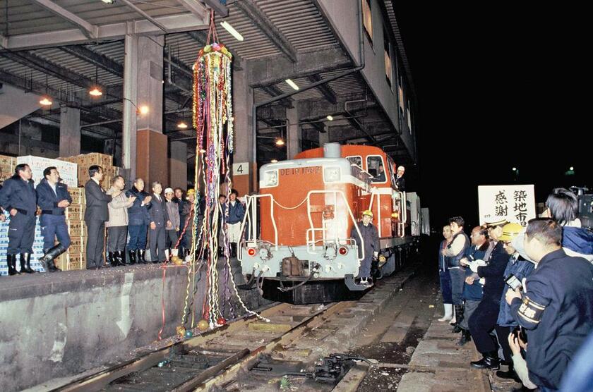 1987年1月31日未明、旧東京市場駅構内で最後の貨物列車を見送る人たち（C）朝日新聞社