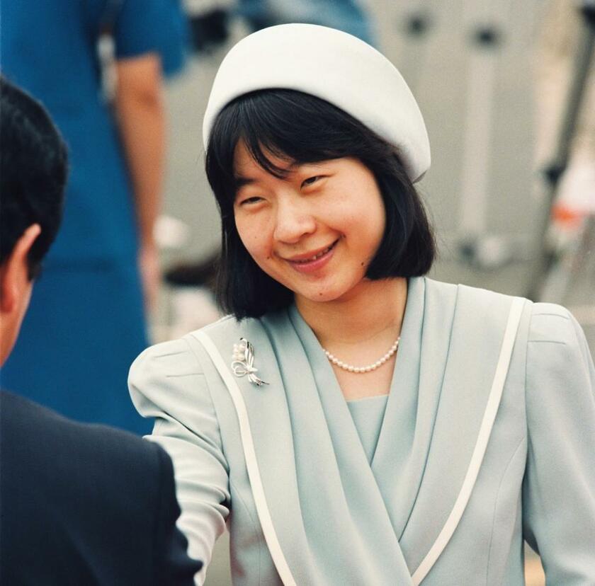 1993年　紀宮さま24歳　訪欧から帰国した両陛下（当時）を羽田空港に出迎えて　（c）　朝日新聞社