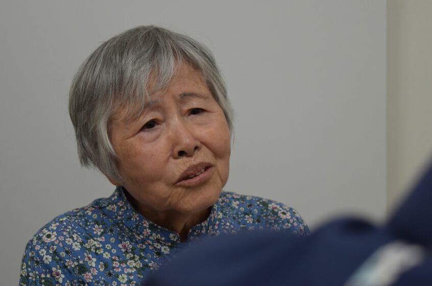 戦争トラウマを語る並里千枝子さん