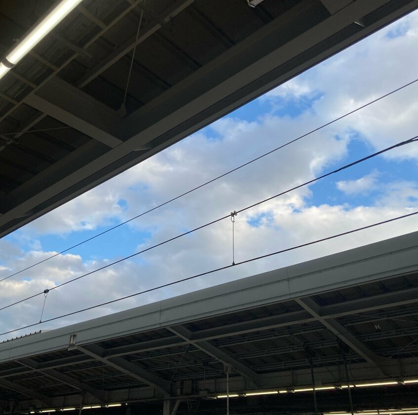 出張先の大阪から帰る駅のホームから穏やかな秋空が見えた。もうすぐ冬ですね(写真/本人提供)
