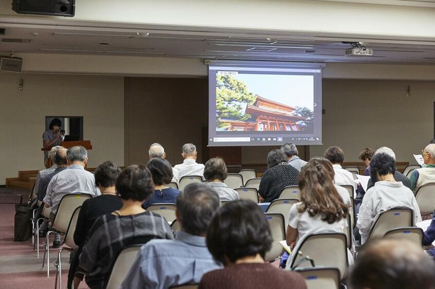 史跡探訪の授業。座学で歴史の基礎を身につけ、寺社訪問で学びをさらに深める授業が中心。訪問先は、京都を中心に地域ごと数カ所を一度に回る。日帰りや1 泊2日で遠方を訪れる歴史の旅も年に数回あり(撮影/白石卓也)