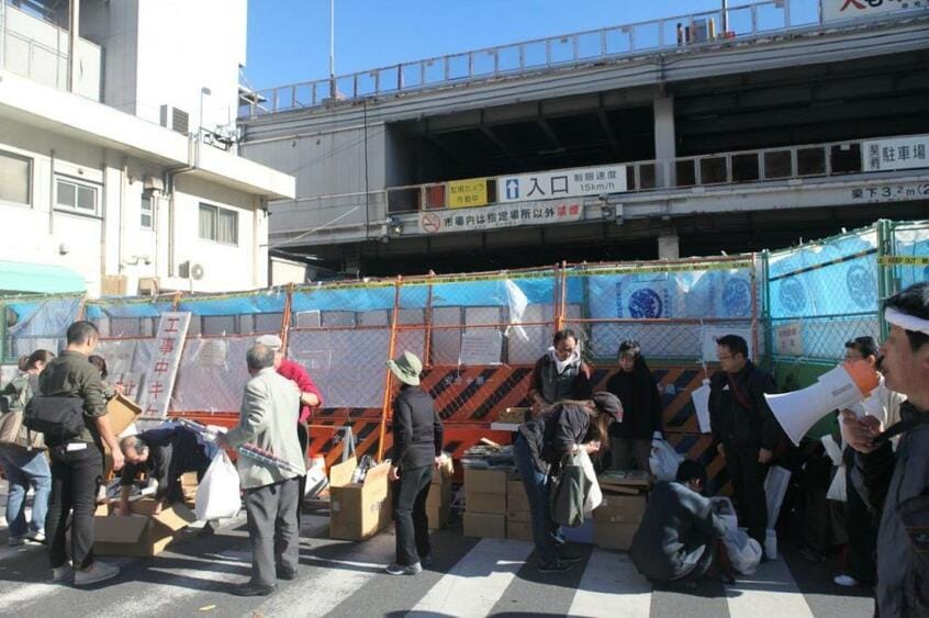 今も閉場した築地市場内で営業を続ける一部の仲卸業者たち（撮影・桐島瞬）