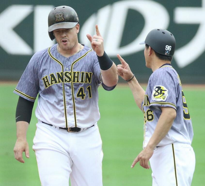 阪神のボーア(左)=代表撮影(C)朝日新聞社