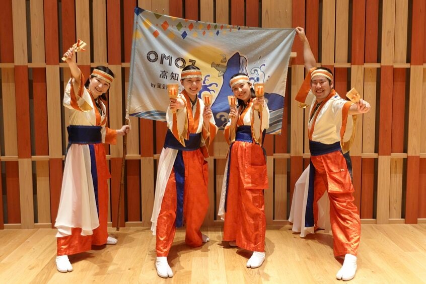 OMO7高知の夜のメインショー「よさこい楽宴(らくえん)LIVE」で使用される高知色豊かな衣装やフラフ(大旗)は、デザイナーでよさこいチーム「夏帰鳥~なつきちょう~」代表の脇愛子氏がデザイン