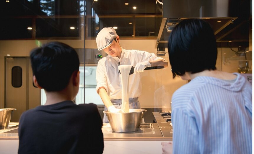 森のレストラン「ニニヌプリ」 では、トマム牛乳でチーズを作る工程も見学。