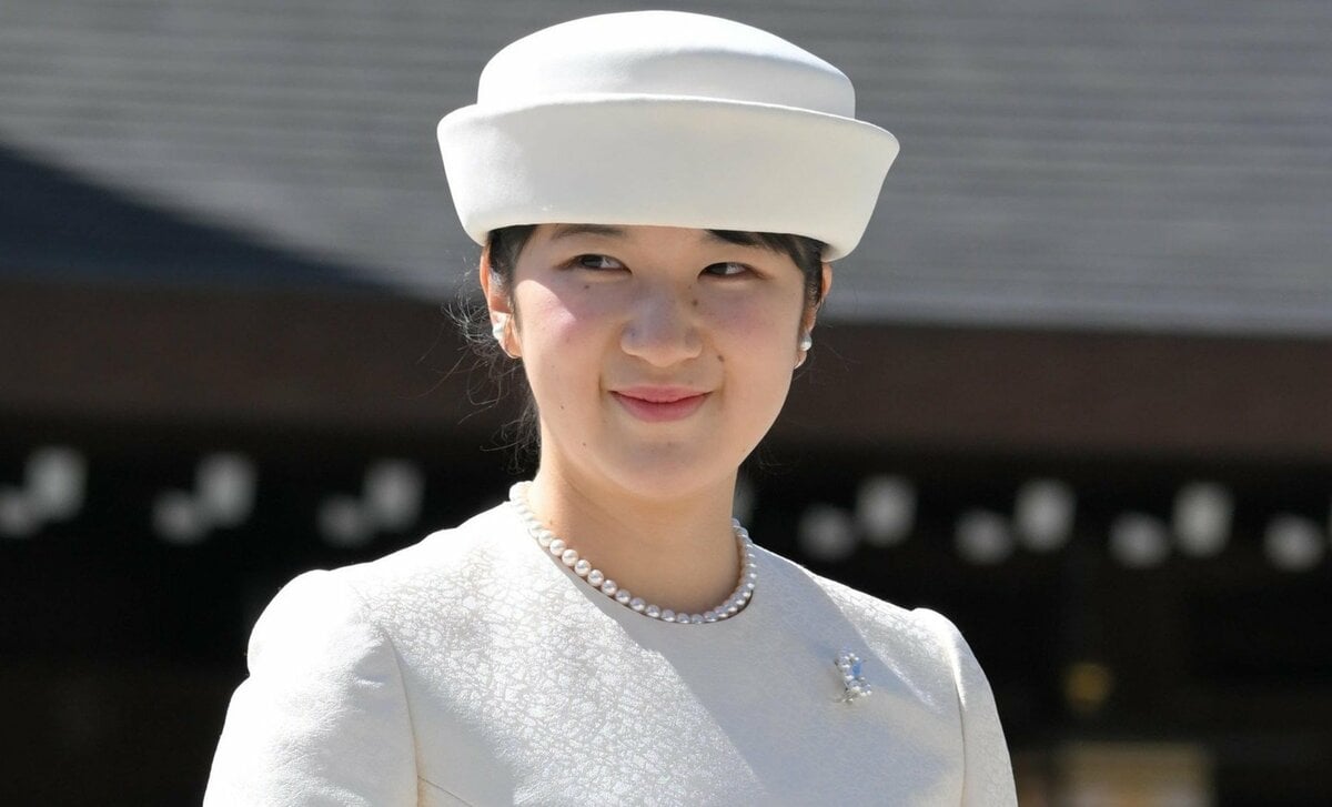 〈愛子さま23歳に〉雅子さまは「フリル」調で華やかな存在感 愛子さまは清楚な美しさ 明治神宮参拝で「競演」した白いロングドレスの輝き