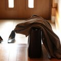 「一番いいのはしゃべらないこと」 50代管理職が感じる職場の孤独 「フリーアドレス」がつらい30代女性も