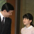 〈ご成婚から32年〉愛子さまを「抱きしめ」続けた天皇陛下の温かいまなざし 離乳食とお風呂の育児にも参加!