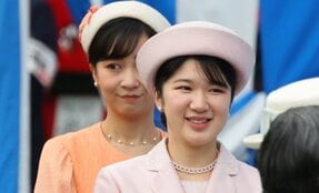 愛子さまは素早くふり返り、佳子さまが「コクン」　見る人を笑顔にした愛子さまの「園遊会デビュー」