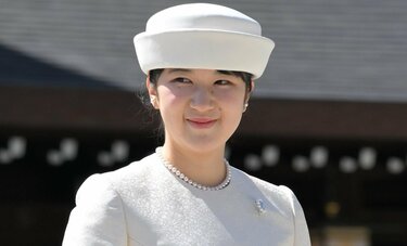 〈1月～4月に読まれた記事ピックアップ〉雅子さまは「フリル」調で華やかな存在感　愛子さまは清楚な美しさ　明治神宮参拝で「競演」した白いロングドレスの輝き
