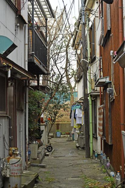 池上町はバラック群が基になっており、今も路地は入り組んでいる。車が通れないため、グーグルマップのストリートビューを見ても表示されないところも多い（撮影／写真部・東川哲也）