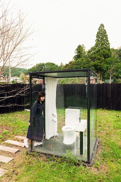 小湊鉄道飯給駅に隣接するアートなトイレは世界的建築家の藤本壮介氏の作品「Toilet in Nature」で、約200平方メートルの囲いの中にあり「世界一広いトイレ」として有名。無料で使えるが女性専用。（千葉県市原市飯給943-3）／撮影・岸本絢