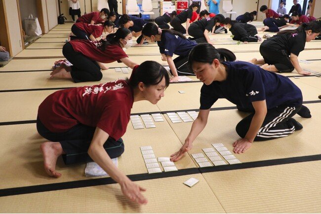 写真・図版(1枚目)| 一瞬にかける情熱!競技かるたの甲子園「第47回全国高等学校選手権大会」