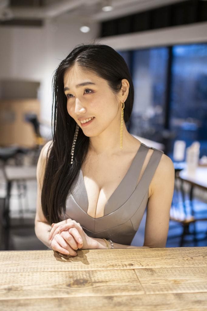 産後1カ月で仕事に復帰。創作に励んでいる峰なゆかさん(撮影/福本邦洋)