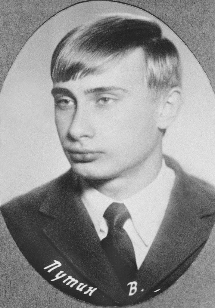 プーチン氏は１９５２年、レニングラード（現サンクトペテルブルク）に生まれた。７０年、レニングラード大学に入学。７５年に卒業後、ＫＧＢに。８５年に旧東独に赴任し、９０年に帰国。その後、サンクトペテルブルクの第１副市長などを経て、９６年にモスクワに移り連邦保安局（ＦＳＢ）長官などを歴任。９９年に首相に（ｐｈｏｔｏ：ｇｅｔｔｙｉｍａｇｅｓ）
