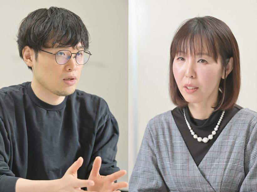 評論家の荻上チキさん（左）と漫画家の菊池真理子さん
