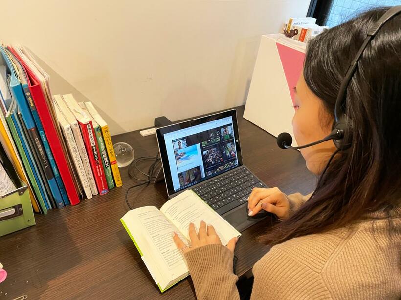 海外とスカイプで繋ぐオンライ
ン英会話。朝の時間を有効利用（提供写真）