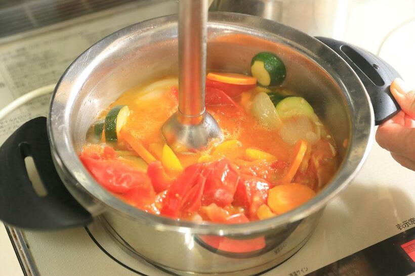 【ワンポイントアドバイス】野菜がやわらかく煮えたら、ハンドミキサーで少し粒が残る程度に攪拌する。　（撮影／写真部・松永卓也）