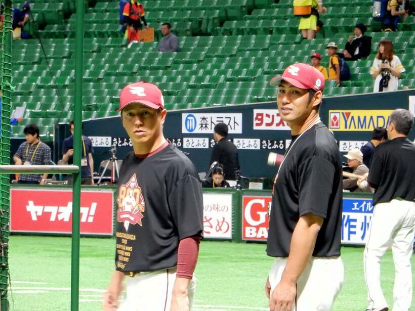 ３８歳の楽天平石監督代行（左）は、失いかけている選手の自信をいま一度取り戻してあげてほしい（ｃ）朝日新聞社