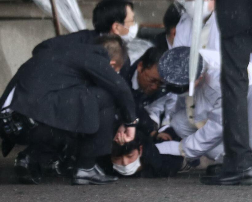 木村容疑者が取り押さえられる瞬間（撮影／今西憲之）