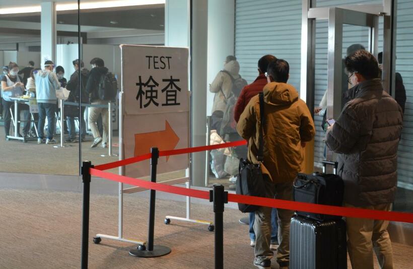中国からの入国者に義務づけられた抗原検査の列に並ぶ旅客＝2022年12月30日、成田空港