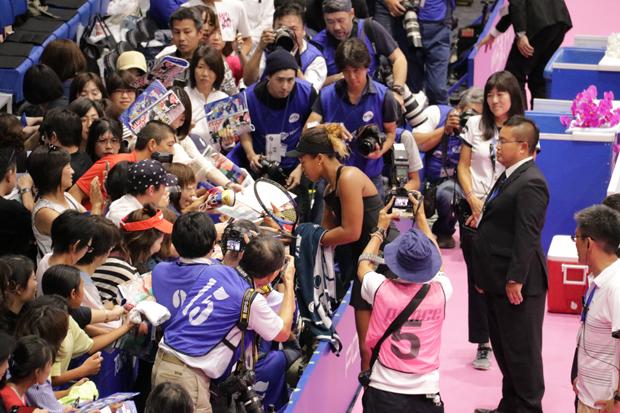 ファンサービスする大坂なおみ選手（撮影／福井しほ）
