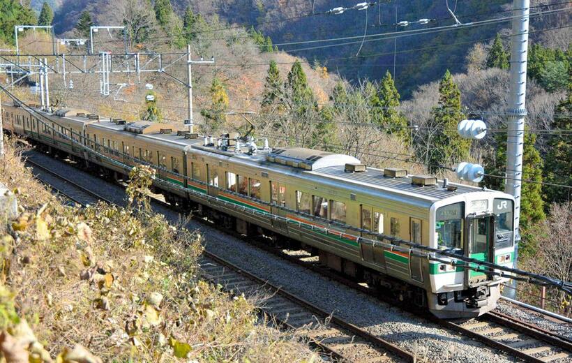 山形新幹線と同じ線路を走る719系5000番台（C）朝日新聞社