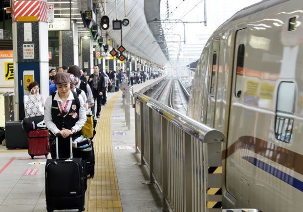 テッセイいまやおもてなしの見本とまでなっている、スタッフが新幹線を迎える際の「斜め１５度の礼」（撮影／高井正彦）