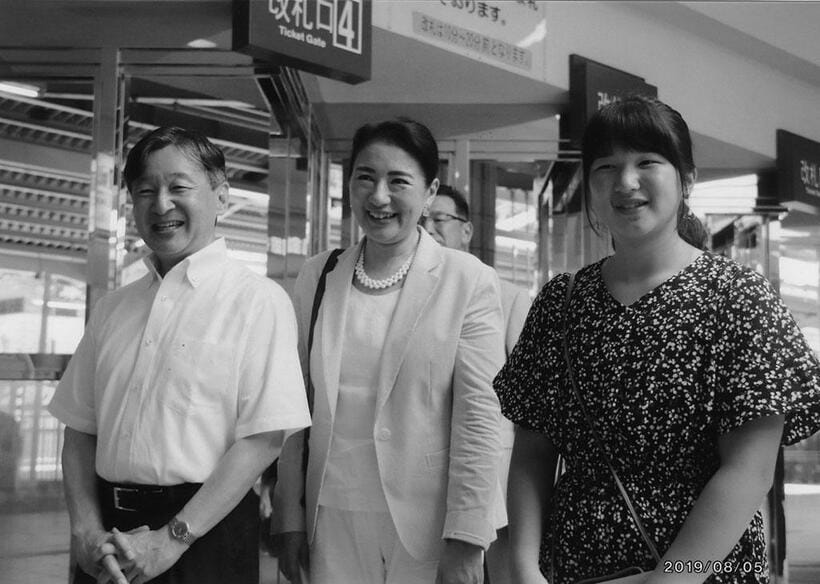 ご一家３人そろっての笑顔。ご静養の帰りです。愛子さまは日焼けされていますね。（石井さん）８月５日＠伊豆急下田駅