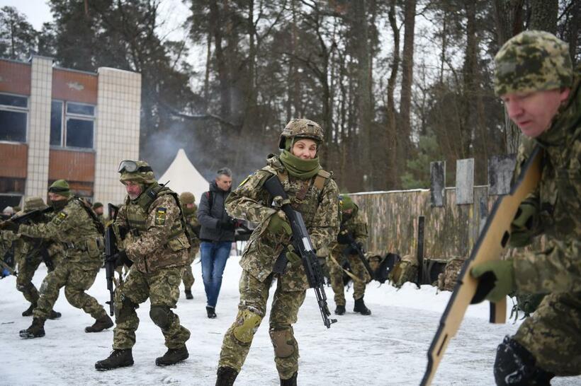 ウクライナの首都キエフ近郊で訓練する「領土防衛軍」の志願兵。普段は別の職業に就く民間人＝２０２２年２月５日