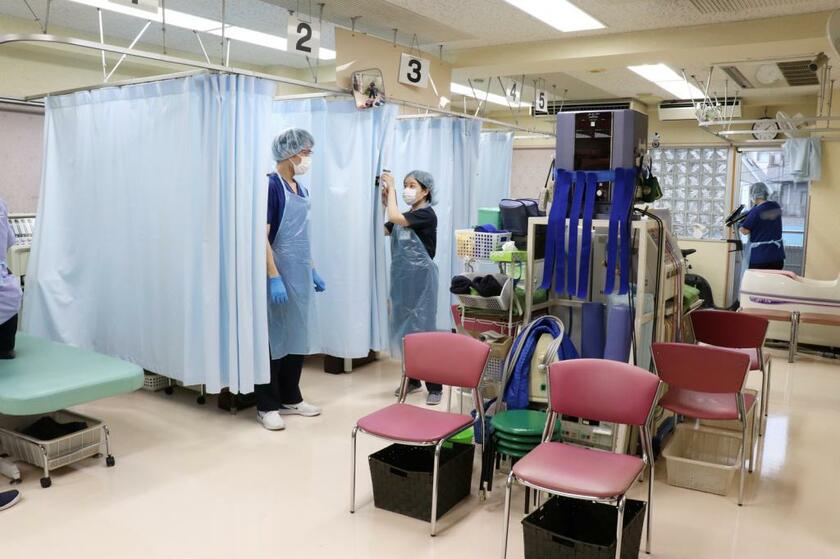５月下旬、東京の整形外科で患者が使うたびに、器具やいすを消毒して、患者の来院に備える診療所のスタッフ（撮影／井上有紀子）
<br />