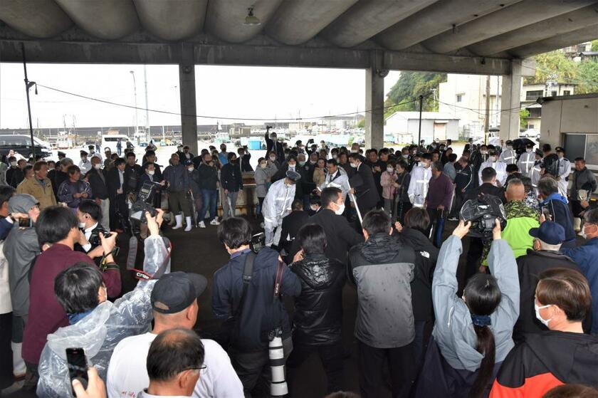 岸田文雄首相の近くに爆発物が投げ込まれた和歌山市雑賀崎漁港の現場は大勢の聴衆が取り囲んだ。事件に巻き込まれない個々の危機管理意識も問われている（撮影・朝日新聞社）