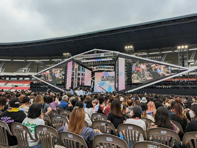 開始前のステージの様子。今年のテーマは「TRAVEL TO KOREA BEGINS AGAIN!」で、世界中に生配信された