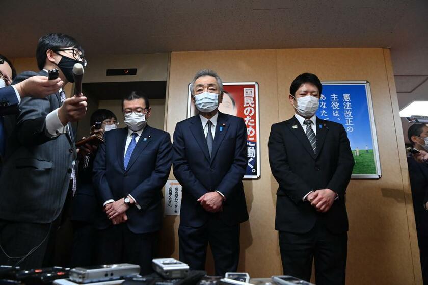 自民党に離党届を提出した後、取材に応じる（左から）大塚高司、松本純、田野瀬太道の３氏（C)朝日新聞社
