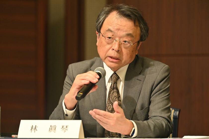 会見を行う林真琴弁護士。昭和58年検事任官。東京地方検察庁特別捜査部検事、在フランス日本大使館一等書記官、法務省矯正局総務課長、法務省刑事局長、東京高等検察庁検事長、検事総長等を歴任し、令和4年に検事を退官し、現在、弁護士。