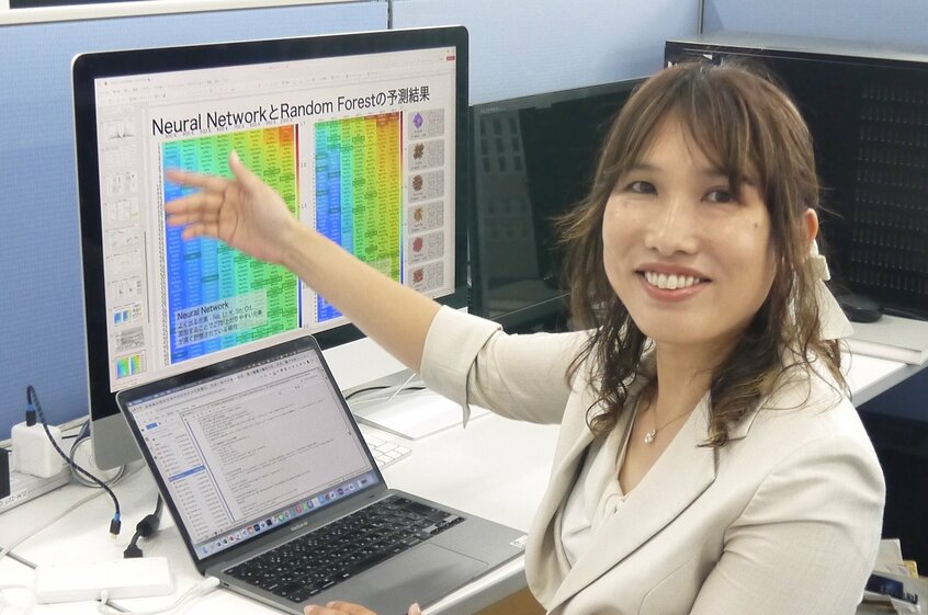 データベースを利用して新しい材料開発に結びつける研究の一端をパソコン画面に示す
桂ゆかりさん