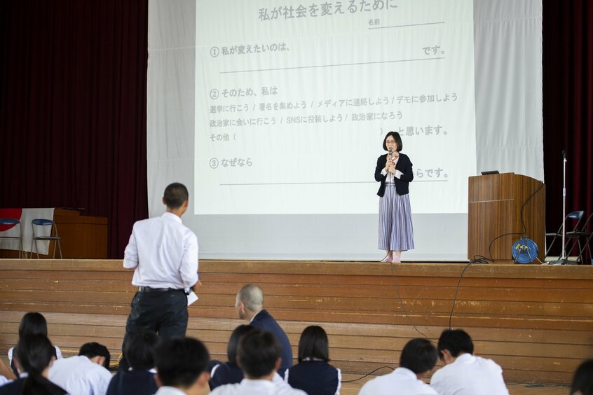 生徒らに、自分が変えたいと思っていること、そのための方法があるかを書かせ、社会課題の気づき、解決の手段を想定させる。主権者教育の先進国である欧州で現地視察し、多くを学んだ経験を活かす(撮影/高野楓菜)
