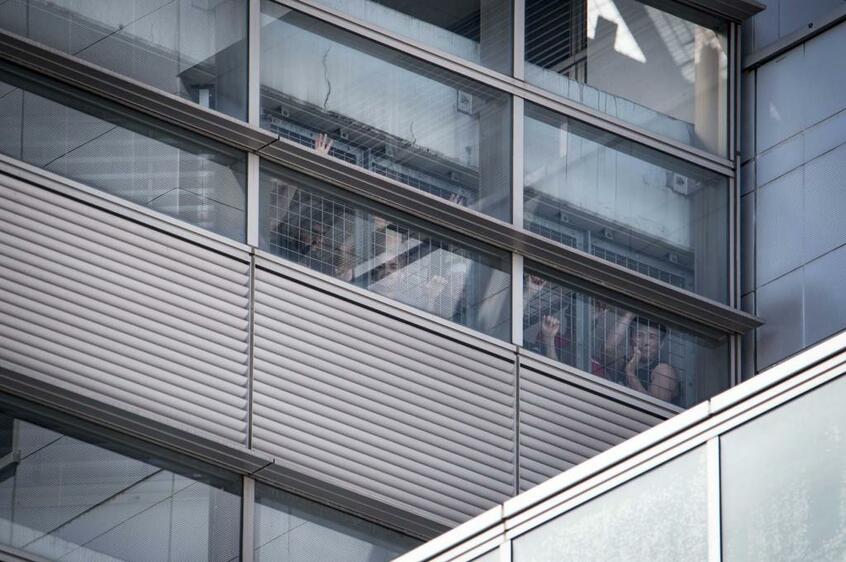 5月11日、品川の東京出入国在留管理局。狭い部屋に閉じ込められ密集して暮らす外国人に、マスクは配られていなかった(撮影:初沢亜利)