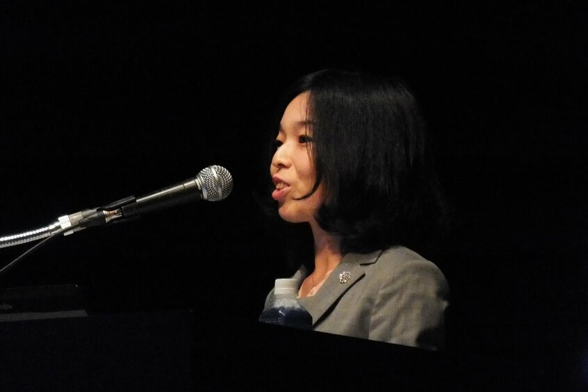 京都産業大で講演し、「やらないで後悔するより、やって後悔するほうがいい」と若者たちに語りかけた故・寛仁親王の長女彬子さま=2017年7月、京都市の京都産業大