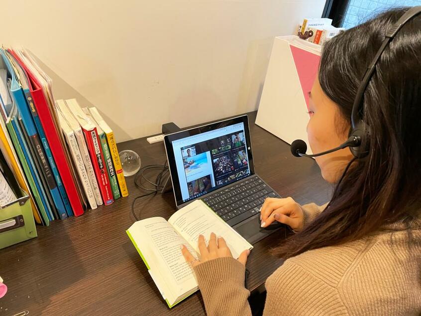 海外とスカイプで繋ぐオンライ
ン英会話。朝の時間を有効利用(提供写真)