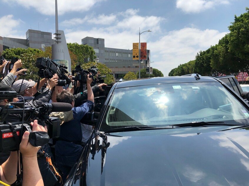 弁護士に付き添われて車に乗り込んだ水原氏=5月14日、長野美穂撮影