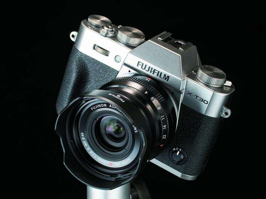 富士フイルムのXシリーズではミドルクラスとなるT2ケタ機が30へと進化。センサー、エンジンは上級機と同等。価格は約11万8000円(ボディーのみ)。有効画素数約2610万画素。大きさは118.4×82.8×46.8ミリ。重さは約383グラム。