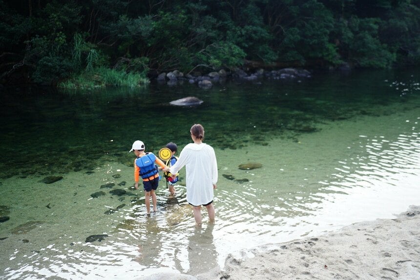 屋久島では安房川を訪れ、山と海がつながっていることを学んだそう（前田さん提供）