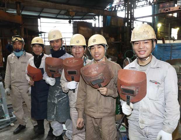 造船所で働くタイ人の技能実習生（広島県）　（ｃ）朝日新聞社