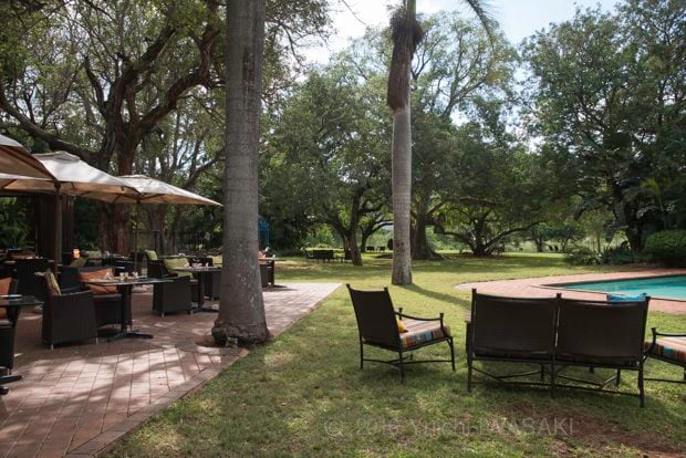ムクゼ動物保護区近くのホテル「ゴーストマウンテン・イン」の中庭。満室になったとしても十分な静寂を楽しめるほどに広い。（ムクゼ・南アフリカ　2016／Mkuze,South Africa 2016）