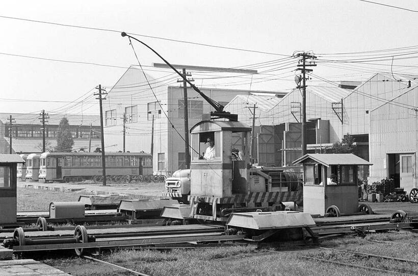 トラバーサー上の工1型入換用牽引車。当初はカーキ色一色の塗装で、1960年代に入ってキャピタルクリームにエンジの帯に塗り替えられた。1969年の電車修繕業務廃止まで稼働した。（撮影／諸河久：1964年8月31日）