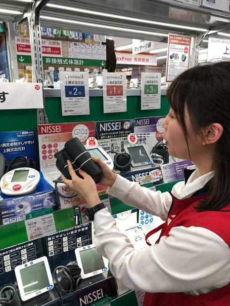 ビックカメラ新宿西口店で家庭血圧計の説明をする白石さん